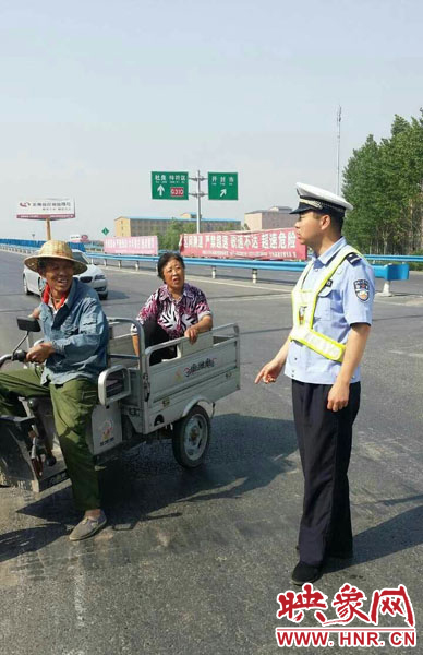 為抄近道走親戚，開封老漢騎電動三輪車上高速。