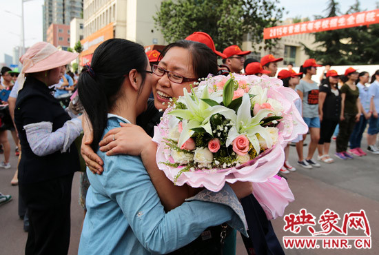 考試結(jié)束，考生與家長(zhǎng)深情的擁抱