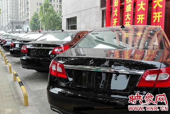 路邊一棟樓上懸掛著二三十條紅色條幅，全部是祝賀一家公司開業(yè)的。