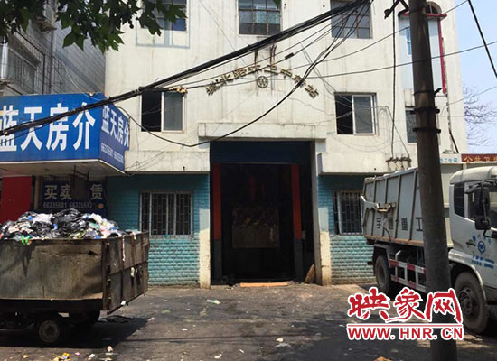 城北路環(huán)衛(wèi)中轉(zhuǎn)站門前的垃圾車裝滿了生活垃圾，腐臭味撲面而來
