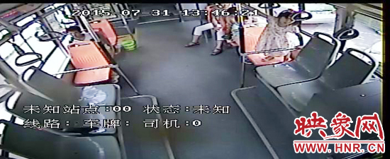 家長放任小孩在車廂內(nèi)玩耍，甚至站到座椅上。
