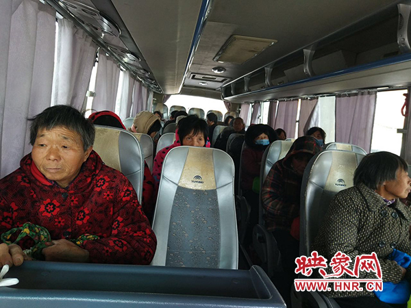 警方調(diào)來車輛，將超載人員轉(zhuǎn)運(yùn)走