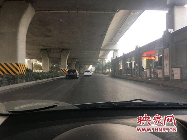 限行首日，三環(huán)橋上橋下，車輛不多，交通狀況良好。