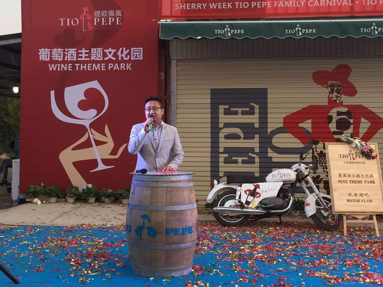 我們的巖歐巴出場(chǎng)嘍！真的是迷倒臺(tái)下一片！