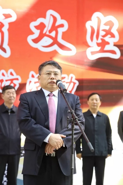 省委宣傳部副部長、省新聞出版廣電局局長朱夏炎宣布《打贏脫貧攻堅戰(zhàn)》大型采訪活動正式啟動。