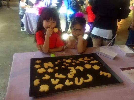烤制好的餅干，發(fā)揮想象力，畫上美麗的圖案