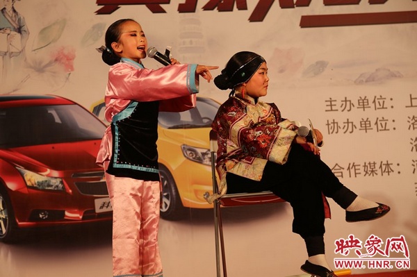 兩個(gè)小演員的表演活潑，惹得觀眾連連叫好。