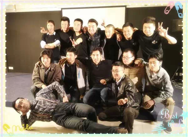 表演結(jié)束，看這哥們兒，為了和演員合影也是蠻拼的！