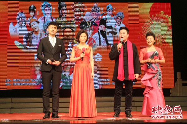 戲迷春晚主持人月陽（右二）、李亞楠（右一）、王巖（左二）、王曉凡（左一）