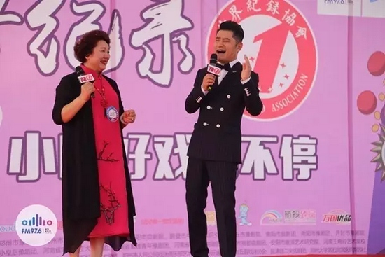 原來是關大帥哥的演唱，逗笑了全場觀眾