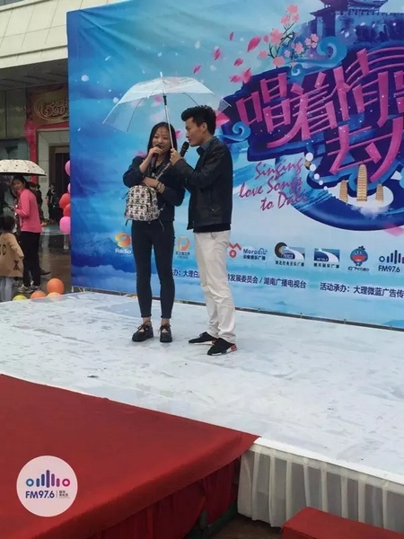 這是一位在校大學(xué)校，暗暗的喜歡純純的愛。