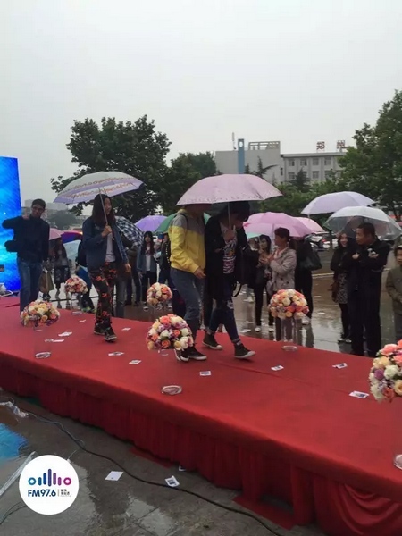 　　好友從屏幕后面走出來，他們特意從陜西、平頂山趕來為兩人送出祝福。