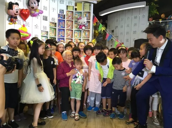 　　豫劇表演藝術(shù)家高潔老師和孩子們在一起，講述自己和戲曲的故事，祝福所有的小朋友節(jié)日快樂。