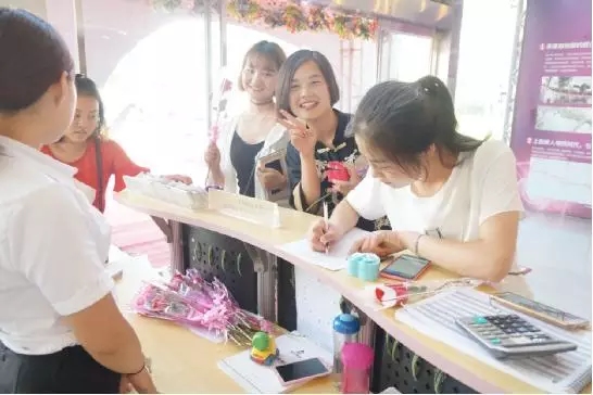 到場(chǎng)嘉賓均獲得巧克力一盒，女士另外還獲得獲得玫瑰花一支。