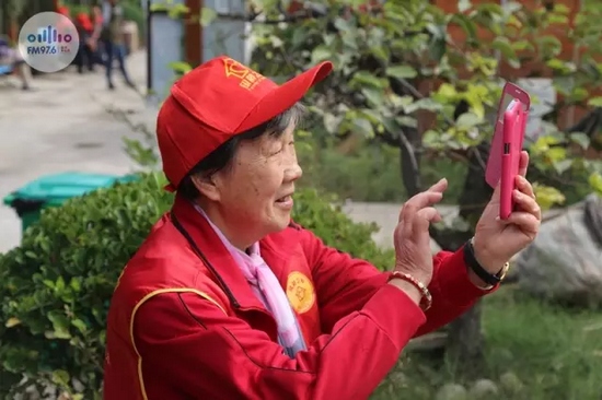 爺爺奶奶叔叔阿姨被盛運(yùn)莊園的景致吸引，紛紛拍照留影