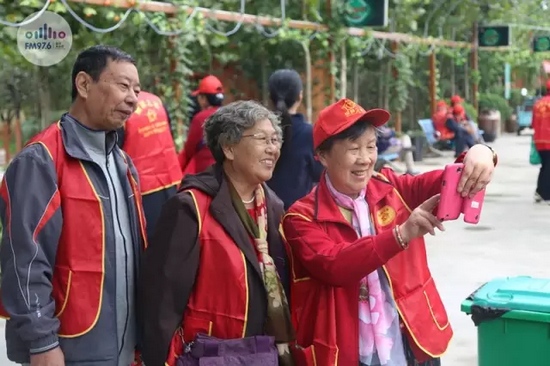 爺爺奶奶叔叔阿姨被盛運(yùn)莊園的景致吸引，紛紛拍照留影