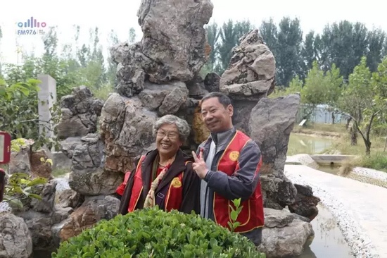 爺爺奶奶叔叔阿姨被盛運(yùn)莊園的景致吸引，紛紛拍照留影