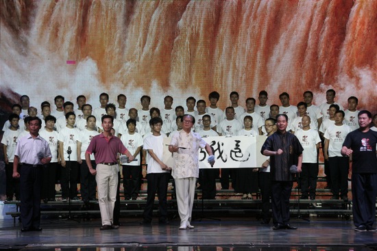 著名表演藝術(shù)家、唐派傳人賈廷聚（中），率眾弟子演唱唐派經(jīng)典名段《還我河山》