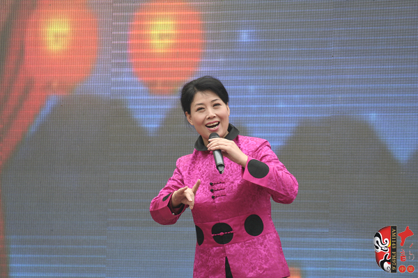 著名曲劇表演藝術(shù)家、中國戲劇梅花獎獲得者方素珍演唱曲劇《風(fēng)雪配》選段“今日是我出閨的前一天晚上”
