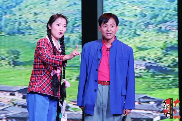 第二場，河南省豫劇三團優(yōu)秀演員劉海功（右）飾栓保，安陽市票友景永芳（左）飾銀環(huán)