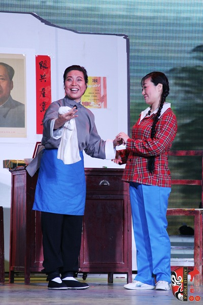 第三場，河南電臺戲曲廣播總監(jiān)木子（左）飾栓保娘，《梨園星秀場》《有你就有戲》主持人媛媛（右）飾銀環(huán)