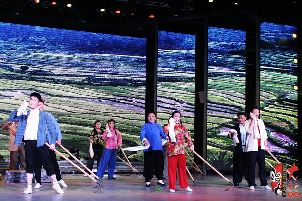 群眾勞動場面，劇中演員包含票友、專業(yè)演員、戲迷