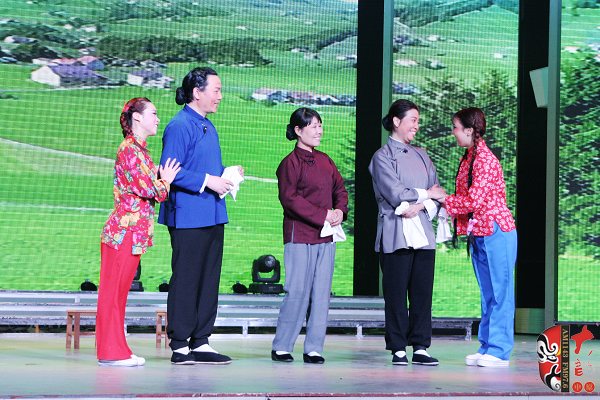 著名戲曲節(jié)目主持人、河南電臺戲曲廣播當家小生月陽（左二）反串飾演二大娘