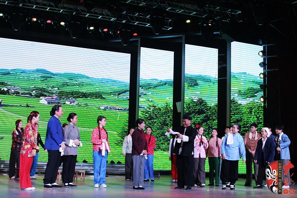 眾鄉(xiāng)親場面——包含河南電臺戲曲廣播主持人，專業(yè)戲曲演員、戲曲票友，河南電臺戲曲廣播聽眾