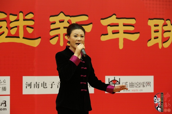 戲曲廣播主持人王唯、曉琴、丁蘭、李鋮及鄭州市曲劇團優(yōu)秀演員張娜共同表演的小品《賣鞋》