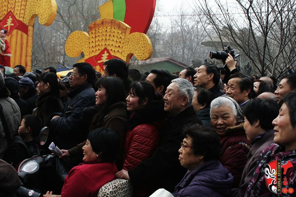 人民公園現(xiàn)場人頭攢動，其他媒體記者不得不舉起相機(jī)拍照