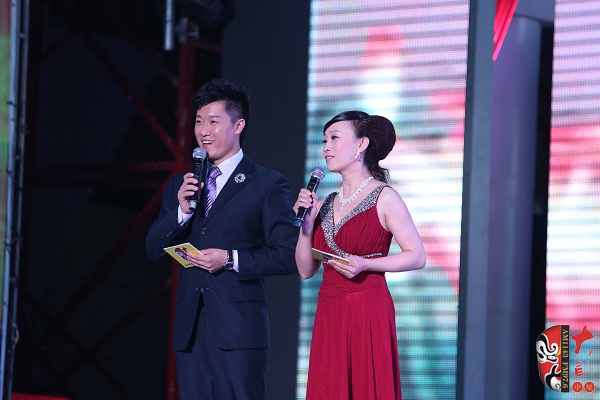 晚會(huì)主持人：河南電臺(tái)戲曲廣播副總監(jiān)張彤（右）、《梨園星秀場(chǎng)》主持人池城（左）