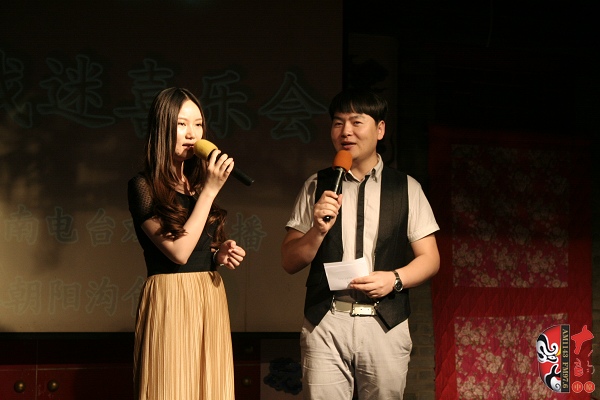 主持人：河南電臺戲曲廣播《越學越開心》主持人張琳，著名戲曲節(jié)目主持人、戲曲廣播當家小生月陽