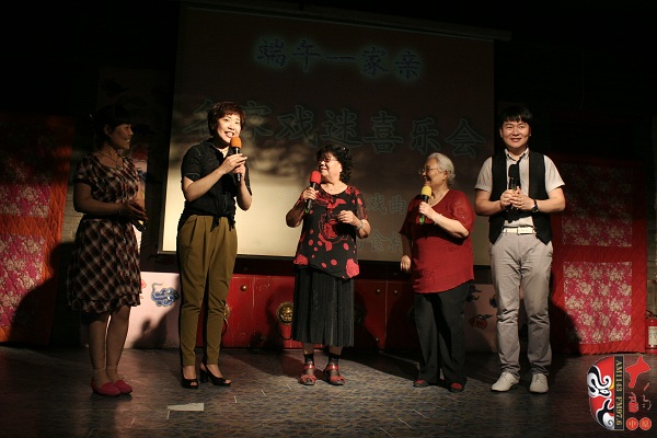 戲曲廣播總監(jiān)木子、豫劇表演藝術家楊華瑞、高潔、戲曲廣播當家小生月陽、票友張華合作表演《朝陽溝》選段