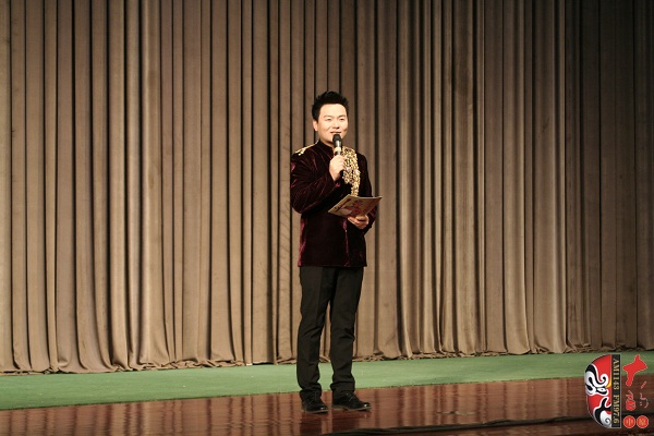 主持人：著名戲曲節(jié)目主持人、河南電臺(tái)戲曲廣播“當(dāng)家小生”月陽