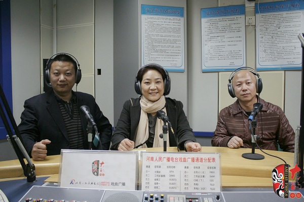本次傳統(tǒng)古裝大戲《三哭殿》的輔導(dǎo)老師之一、著名越調(diào)演員李娟（中）及本次大戲的主要演員做客直播間