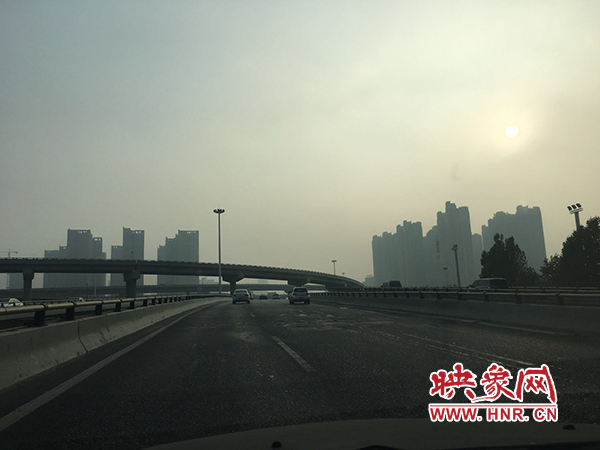 限行首日，三環(huán)橋上橋下，車輛不多，交通狀況良好。