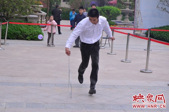 說是比賽，其實就是活力的釋放，就是開心的海洋，丟沙包、踢毽子、三人四足、滾鐵環(huán)等項目