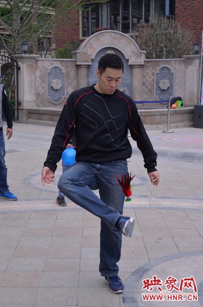 說是比賽，其實就是活力的釋放，就是開心的海洋，丟沙包、踢毽子、三人四足、滾鐵環(huán)等項目