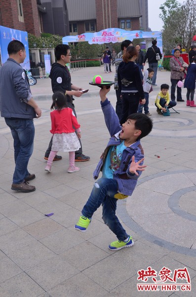 小弟弟，你玩?zhèn)€托球不用這么夸張吧，哈哈！