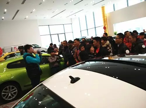 現(xiàn)場活動由私家車廣播《999車生活》主播飛揚(yáng)、佳雨主持，新年呵護(hù)，溫暖你一路。