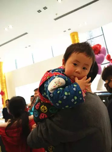 小朋友雖然你骨骼清奇，但是米、油你照樣拎不動啊，還是乖乖的油卡拿好吧。