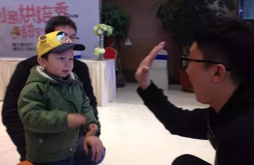 老楊你真心的是童心未泯啊，來，跟叔叔Give Me Five！