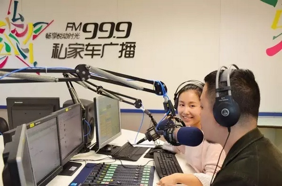 美女嘉賓來做客直播間，麥姐看莫非的眼神，嘖嘖，愛一個人是什么感覺？