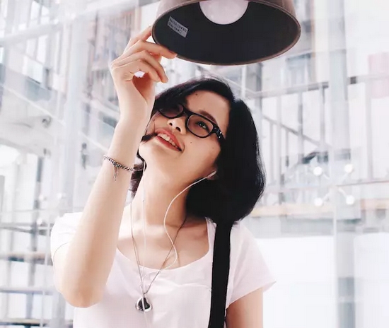 當(dāng)然，怎么能少的了美女出鏡？