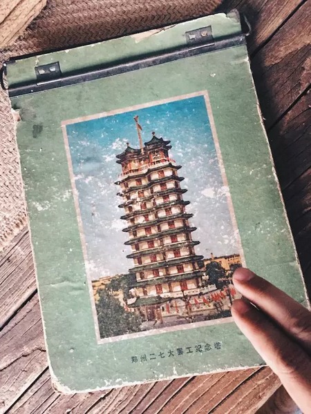 我們撫摸著鄭州的歷史，從中了解它的厚度。