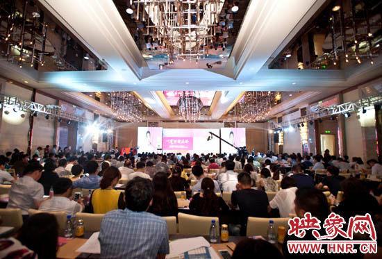 5月28日，一場(chǎng)河南企業(yè)家的盛會(huì)在鄭州舉辦，群象島2015夏季峰會(huì)以奮斗者為本致敬奮斗者。
