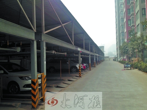 中原區(qū)新禧園小區(qū)，靠著圍墻的空地，建成兩層立體車庫。
