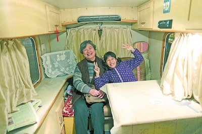  天黑了，外面風(fēng)雨交加而董怡汶坐在溫暖的房車?yán)铩? oldsrc=