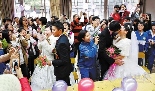 10對(duì)老師新人在校園里舉行集體婚禮，在教室里接新娘、拜堂