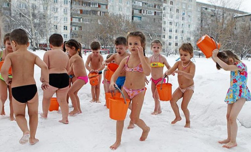 幼兒園的兒童身穿泳裝，在零下25度的雪地里沖涼水澡。